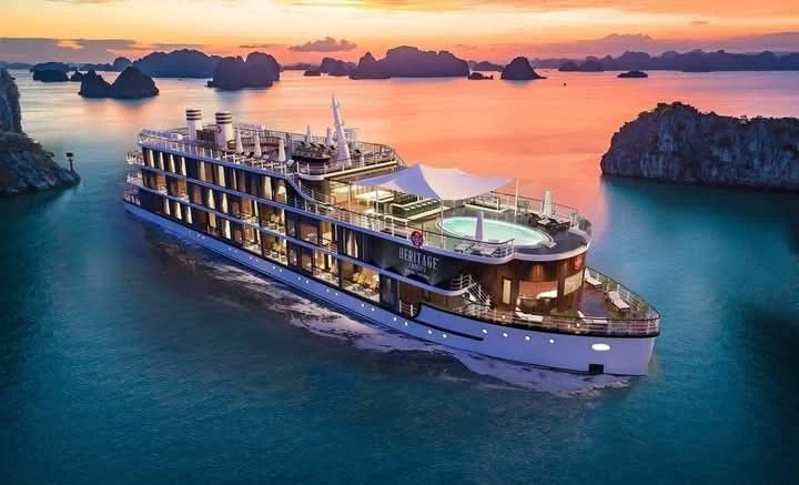 Tiệc Tối Sang Trọng & Ngắm Hoàng Hôn Lãng Mạn Trên Vịnh Nha Trang